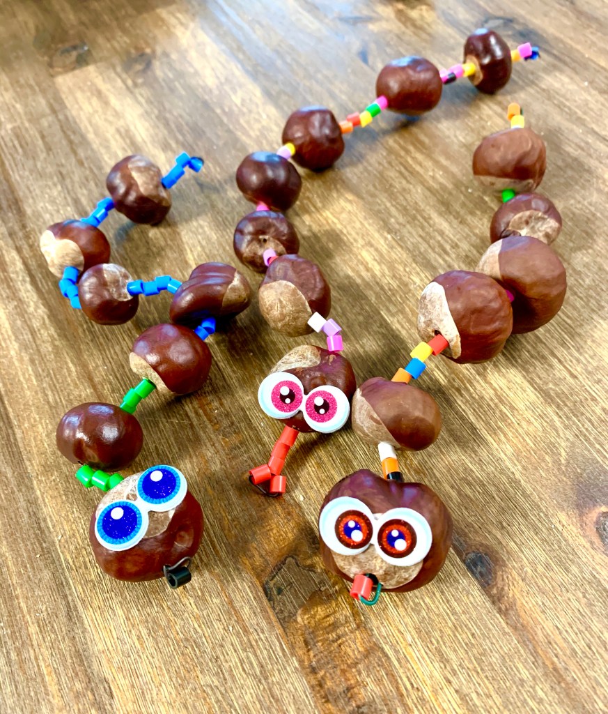 Kastanienschlangen mit Draht und Bügelperlen.